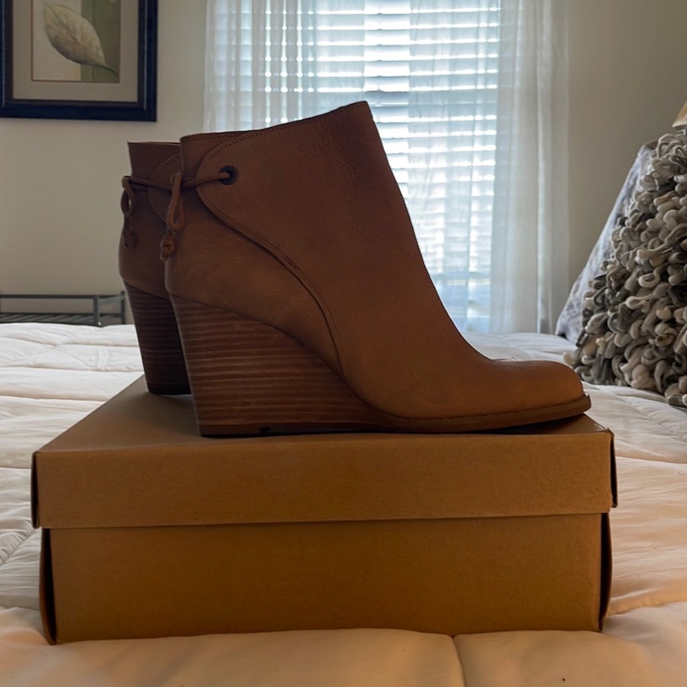 LUCKY BRAND Tan Wedge Ankle Booties 8 M NWOT - Picture 2 of 7